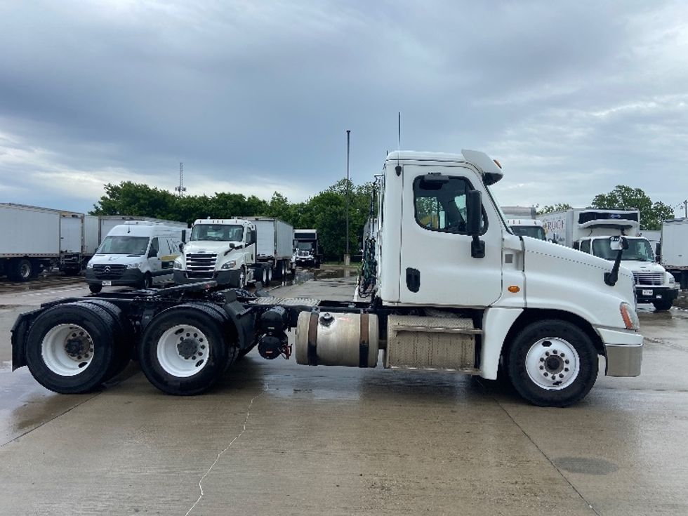 Day Cab Tractor-Alternative Fuel Trucks & Tractors-Freightliner-2018-Cascadia 12564ST-Hammond-LA-105,922\n\t\tmiles-$ 81,750 - Image 8