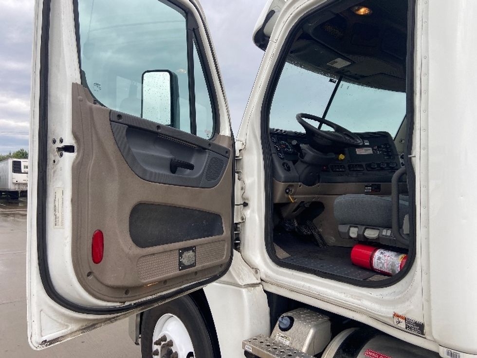 Day Cab Tractor-Alternative Fuel Trucks & Tractors-Freightliner-2018-Cascadia 12564ST-Hammond-LA-105,922\n\t\tmiles-$ 81,750 - Image 9