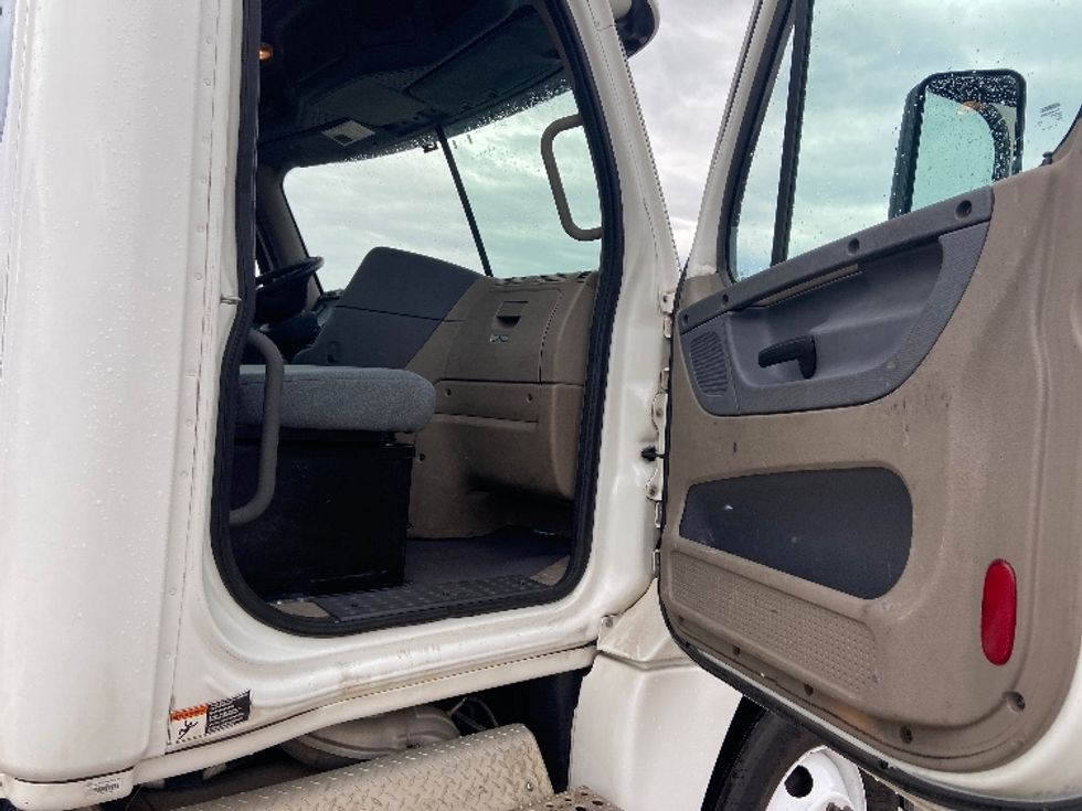 Day Cab Tractor-Alternative Fuel Trucks & Tractors-Freightliner-2018-Cascadia 12564ST-Hammond-LA-105,922\n\t\tmiles-$ 81,750 - Image 12