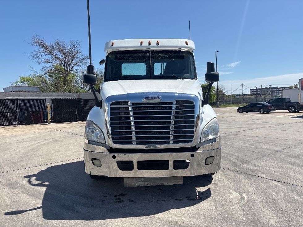 Day Cab Tractor-Alternative Fuel Trucks & Tractors-Freightliner-2018-Cascadia 12564ST-Hammond-LA-107,412\n\t\tmiles-$ 85,750 - Image 2