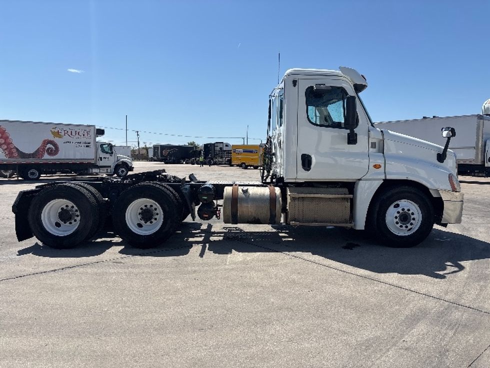 Day Cab Tractor-Alternative Fuel Trucks & Tractors-Freightliner-2018-Cascadia 12564ST-Hammond-LA-107,412\n\t\tmiles-$ 85,750 - Image 8