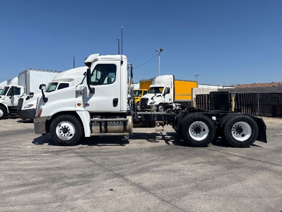 Day Cab Tractor-Alternative Fuel Trucks & Tractors-Freightliner-2018-Cascadia 12564ST-Hammond-LA-107,412\n\t\tmiles-$ 85,750 - Image 4