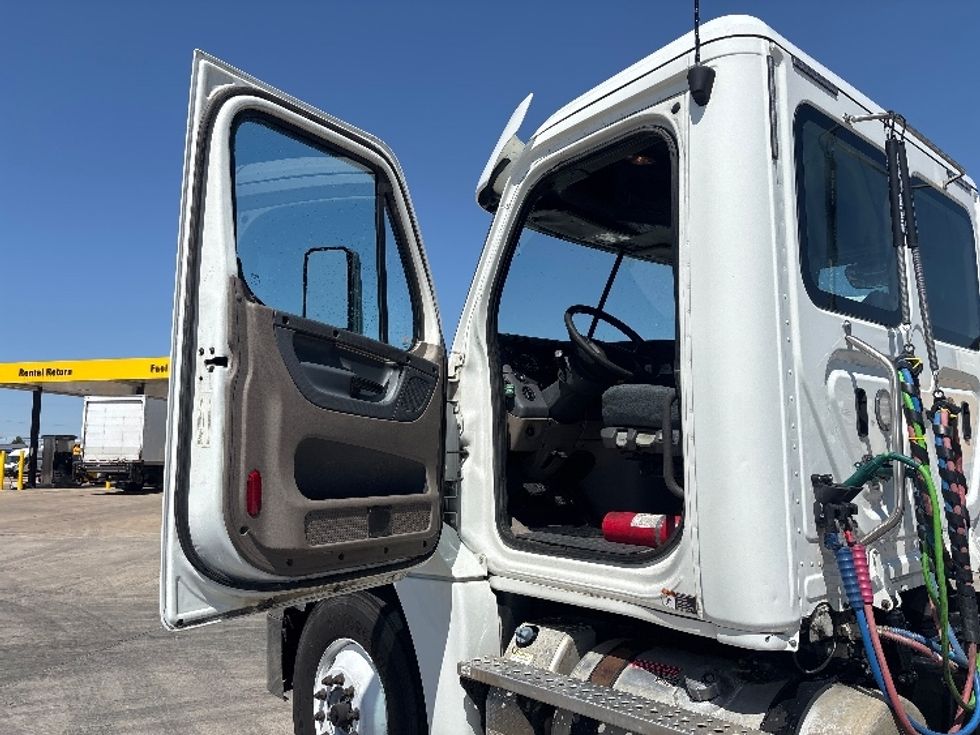 Day Cab Tractor-Alternative Fuel Trucks & Tractors-Freightliner-2018-Cascadia 12564ST-Hammond-LA-107,412\n\t\tmiles-$ 85,750 - Image 9