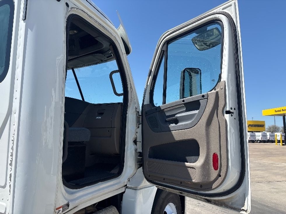 Day Cab Tractor-Alternative Fuel Trucks & Tractors-Freightliner-2018-Cascadia 12564ST-Hammond-LA-107,412\n\t\tmiles-$ 85,750 - Image 12