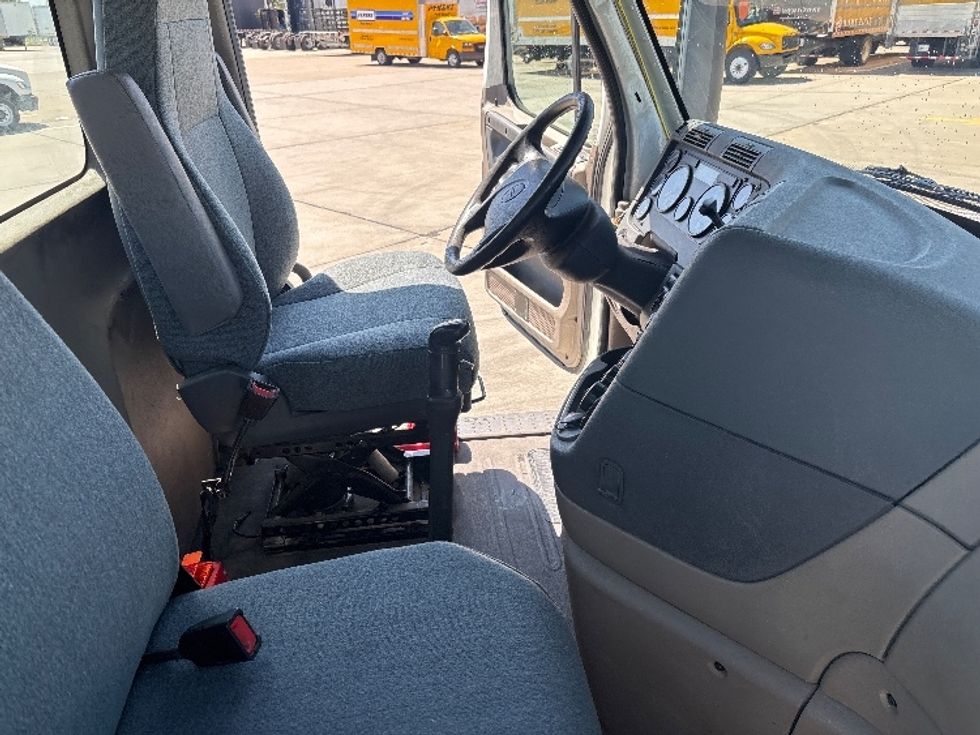 Day Cab Tractor-Alternative Fuel Trucks & Tractors-Freightliner-2018-Cascadia 12564ST-Hammond-LA-107,412\n\t\tmiles-$ 85,750 - Image 14