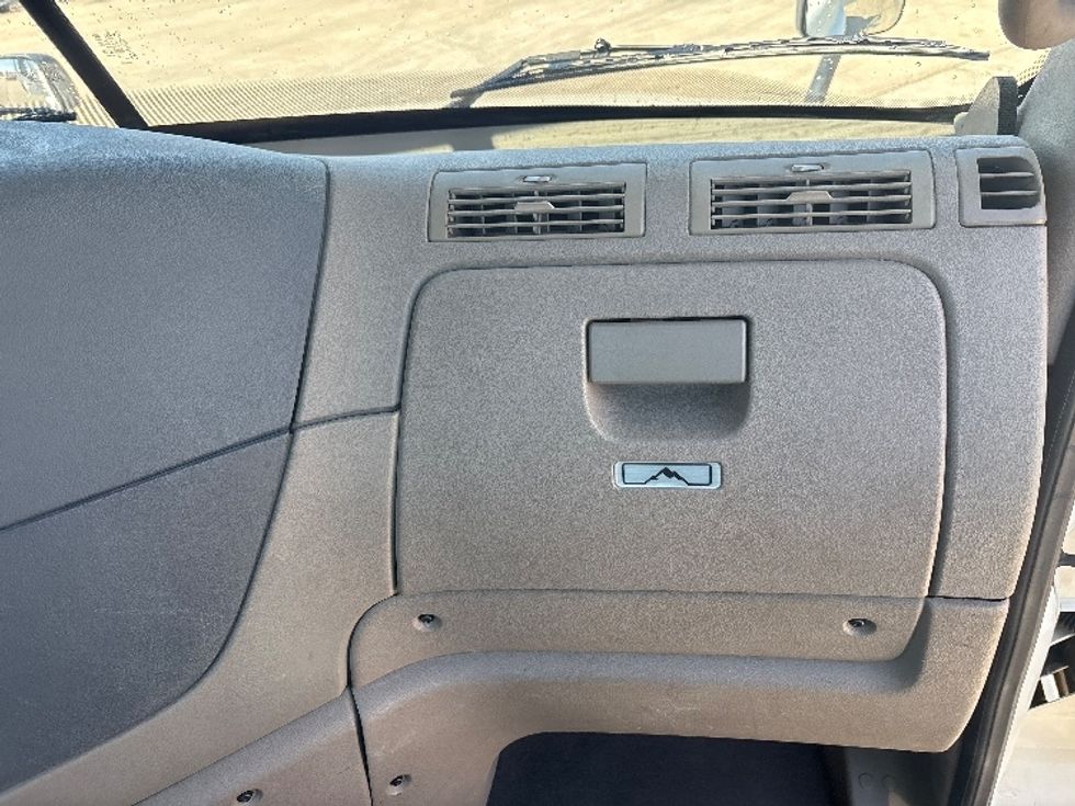 Day Cab Tractor-Alternative Fuel Trucks & Tractors-Freightliner-2018-Cascadia 12564ST-Hammond-LA-107,412\n\t\tmiles-$ 85,750 - Image 13