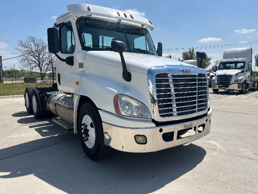 Day Cab Tractor-Alternative Fuel Trucks & Tractors-Freightliner-2018-Cascadia 12564ST-Hammond-LA-77,263\n\t\tmiles-$ 82,750 - Image 1