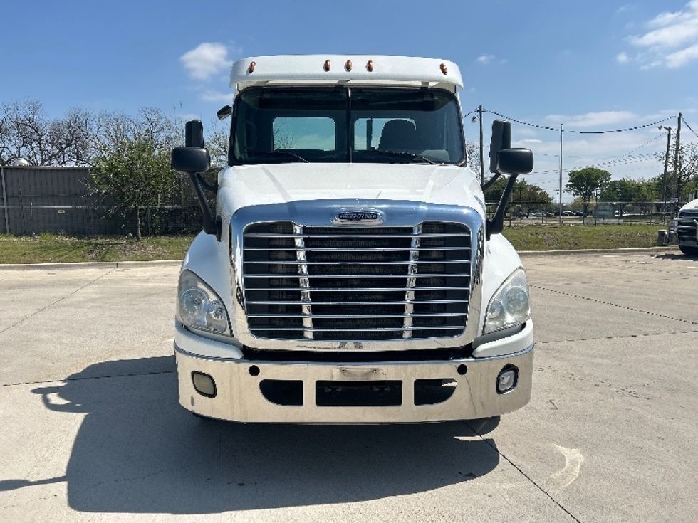 Day Cab Tractor-Alternative Fuel Trucks & Tractors-Freightliner-2018-Cascadia 12564ST-Hammond-LA-77,263\n\t\tmiles-$ 82,750 - Image 2