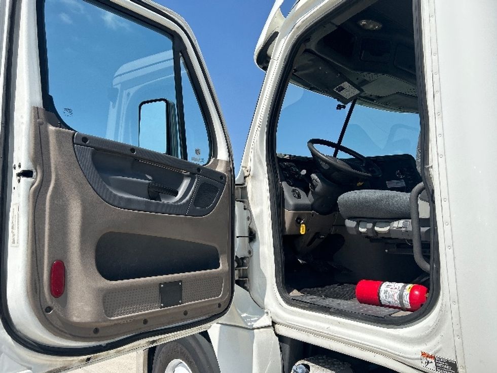 Day Cab Tractor-Alternative Fuel Trucks & Tractors-Freightliner-2018-Cascadia 12564ST-Hammond-LA-77,263\n\t\tmiles-$ 82,750 - Image 9