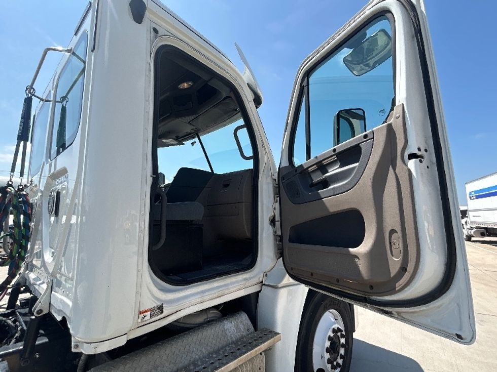 Day Cab Tractor-Alternative Fuel Trucks & Tractors-Freightliner-2018-Cascadia 12564ST-Hammond-LA-77,263\n\t\tmiles-$ 82,750 - Image 12