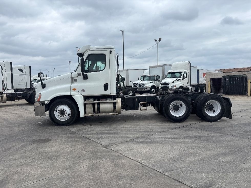 Day Cab Tractor-Alternative Fuel Trucks & Tractors-Freightliner-2018-Cascadia 12564ST-Hammond-LA-93,948\n\t\tmiles-$ 82,250 - Image 4
