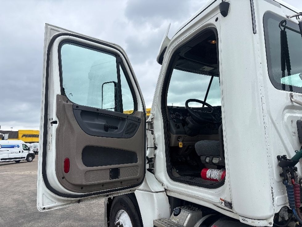 Day Cab Tractor-Alternative Fuel Trucks & Tractors-Freightliner-2018-Cascadia 12564ST-Hammond-LA-93,948\n\t\tmiles-$ 82,250 - Image 9
