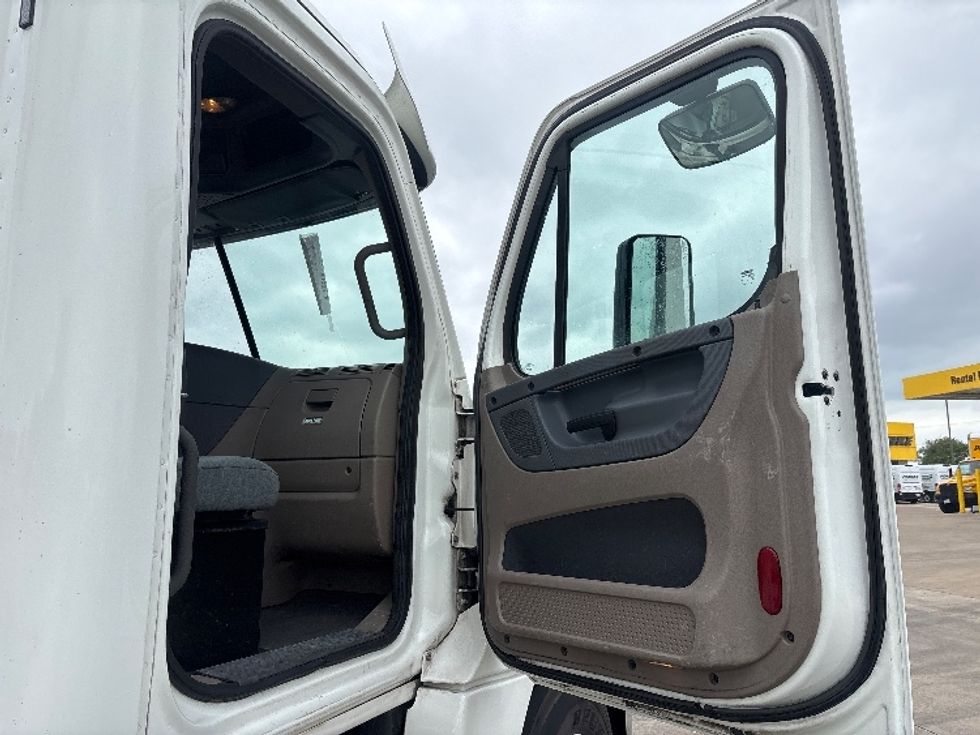 Day Cab Tractor-Alternative Fuel Trucks & Tractors-Freightliner-2018-Cascadia 12564ST-Hammond-LA-93,948\n\t\tmiles-$ 82,250 - Image 12