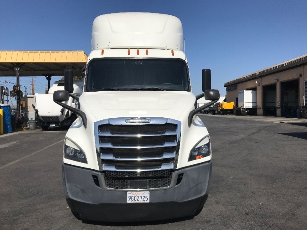 Day Cab Tractor-Alternative Fuel Trucks & Tractors-Freightliner-2019-T11642ST-Binghamton-NY-136,806\n\t\tmiles-$ 27,250 - Image 2