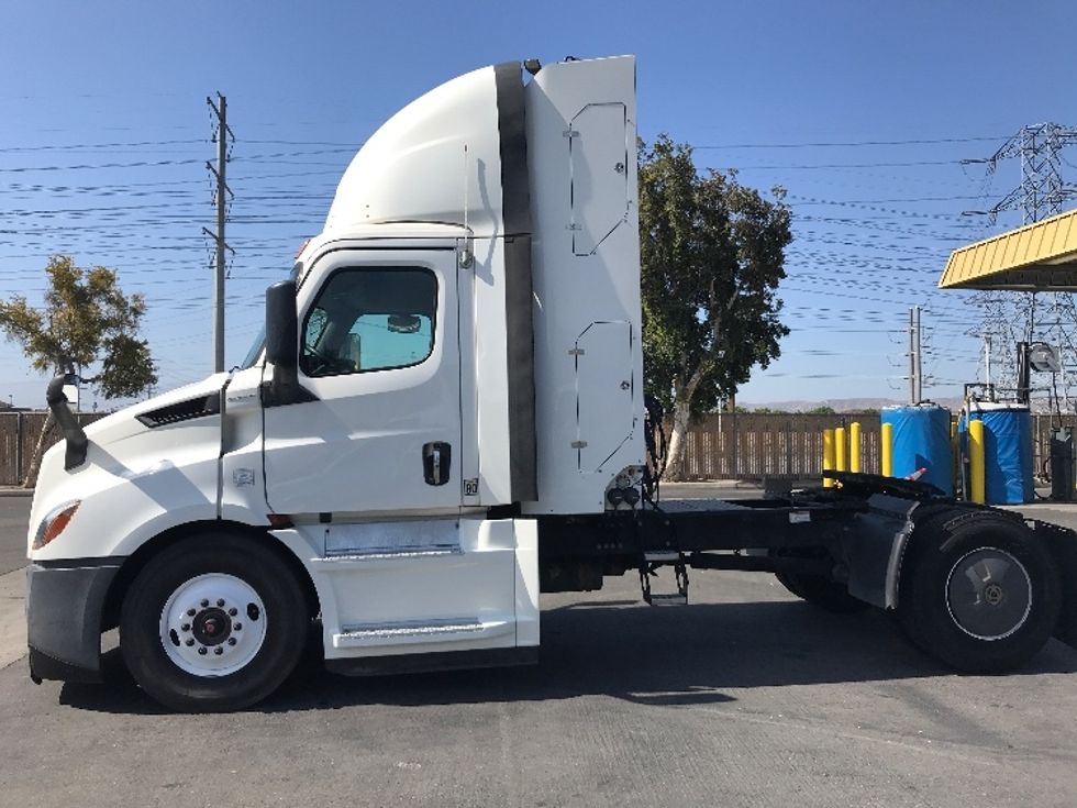 Day Cab Tractor-Alternative Fuel Trucks & Tractors-Freightliner-2019-T11642ST-Binghamton-NY-136,806\n\t\tmiles-$ 27,250 - Image 4