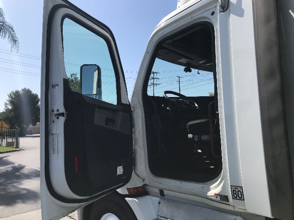 Day Cab Tractor-Alternative Fuel Trucks & Tractors-Freightliner-2019-T11642ST-Binghamton-NY-136,806\n\t\tmiles-$ 27,250 - Image 9