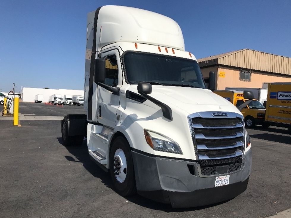 Day Cab Tractor-Alternative Fuel Trucks & Tractors-Freightliner-2019-T11642ST-Binghamton-NY-136,806\n\t\tmiles-$ 27,250 - Image 1