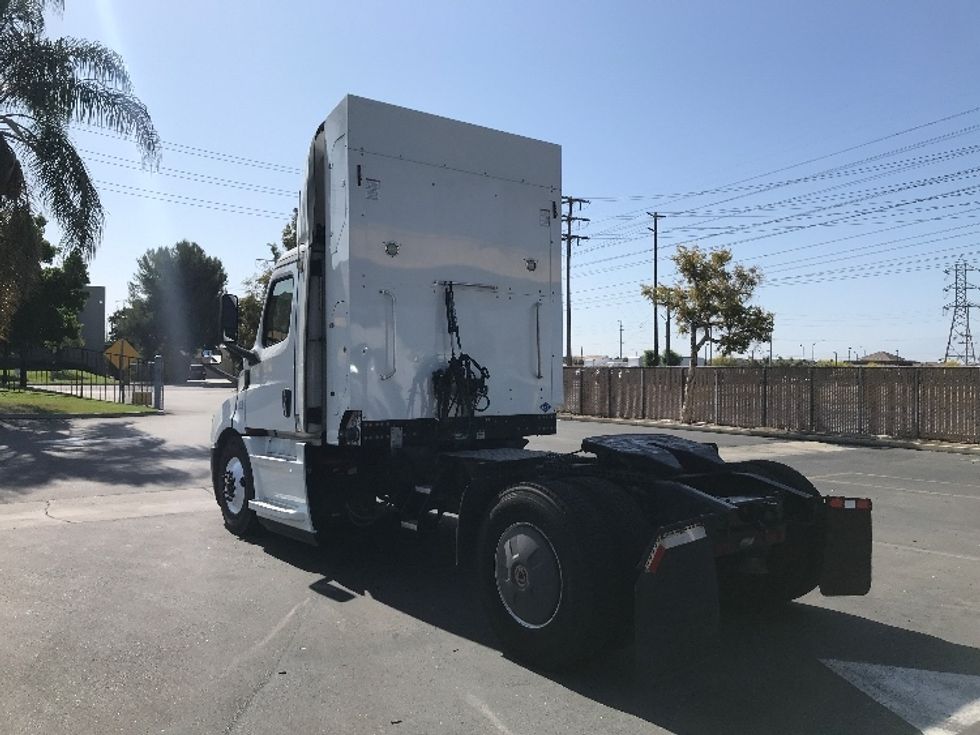 Day Cab Tractor-Alternative Fuel Trucks & Tractors-Freightliner-2019-T11642ST-Binghamton-NY-136,806\n\t\tmiles-$ 27,250 - Image 5