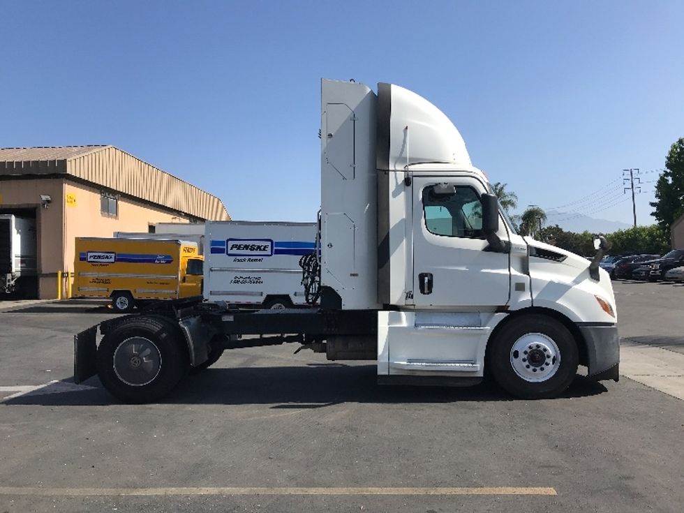 Day Cab Tractor-Alternative Fuel Trucks & Tractors-Freightliner-2019-T11642ST-Binghamton-NY-136,806\n\t\tmiles-$ 27,250 - Image 8