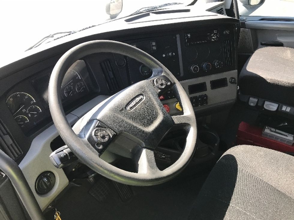Day Cab Tractor-Alternative Fuel Trucks & Tractors-Freightliner-2019-T11642ST-Binghamton-NY-136,806\n\t\tmiles-$ 27,250 - Image 10