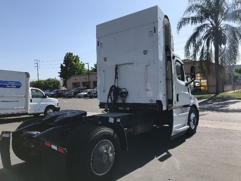 Day Cab Tractor-Alternative Fuel Trucks & Tractors-Freightliner-2019-T11642ST-Binghamton-NY-136,806\n\t\tmiles-$ 27,250 - Image 7