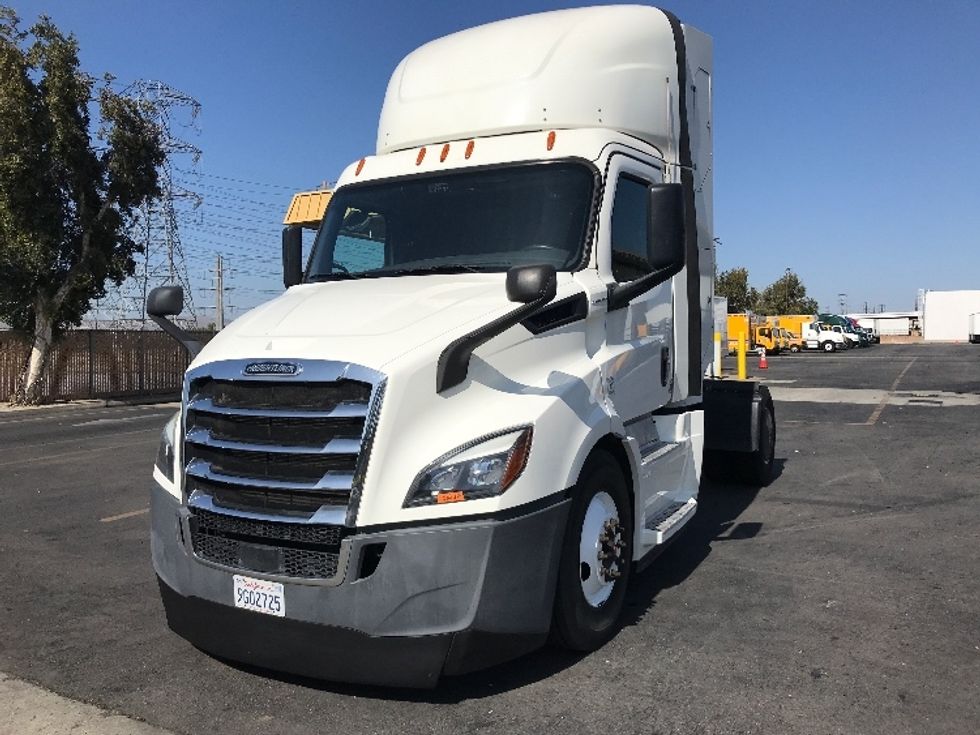 Day Cab Tractor-Alternative Fuel Trucks & Tractors-Freightliner-2019-T11642ST-Binghamton-NY-136,806\n\t\tmiles-$ 27,250 - Image 3