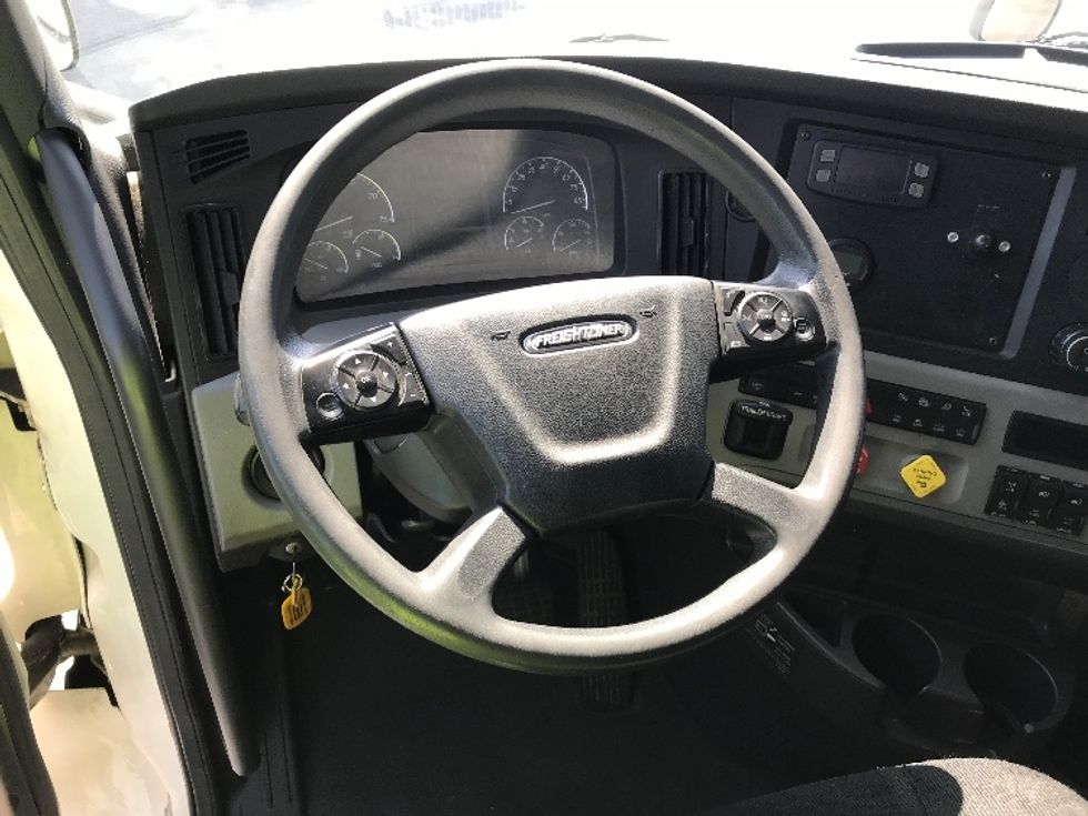 Day Cab Tractor-Alternative Fuel Trucks & Tractors-Freightliner-2019-T11642ST-Binghamton-NY-136,806\n\t\tmiles-$ 27,250 - Image 11