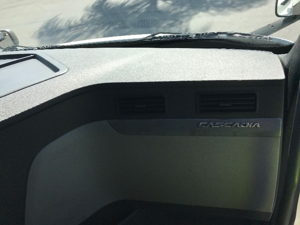 Day Cab Tractor-Alternative Fuel Trucks & Tractors-Freightliner-2019-T11642ST-Binghamton-NY-136,806\n\t\tmiles-$ 27,250 - Image 13