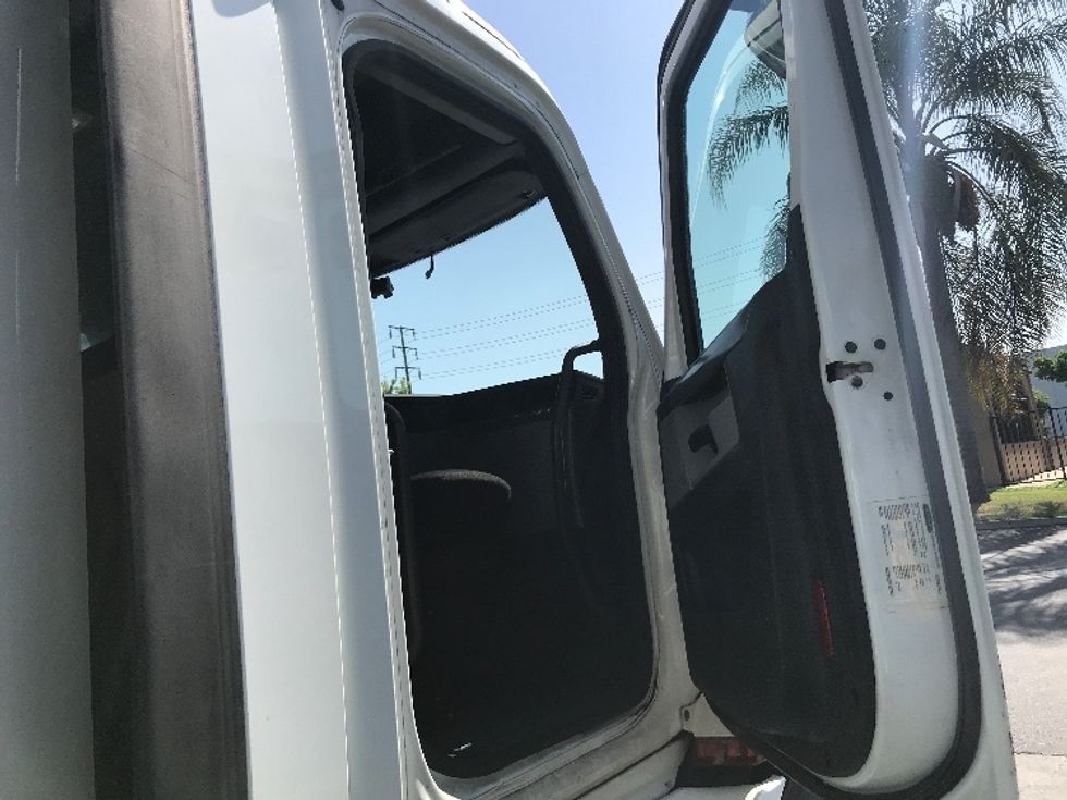 Day Cab Tractor-Alternative Fuel Trucks & Tractors-Freightliner-2019-T11642ST-Binghamton-NY-136,806\n\t\tmiles-$ 27,250 - Image 12