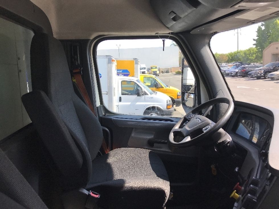 Day Cab Tractor-Alternative Fuel Trucks & Tractors-Freightliner-2019-T11642ST-Binghamton-NY-136,806\n\t\tmiles-$ 27,250 - Image 14