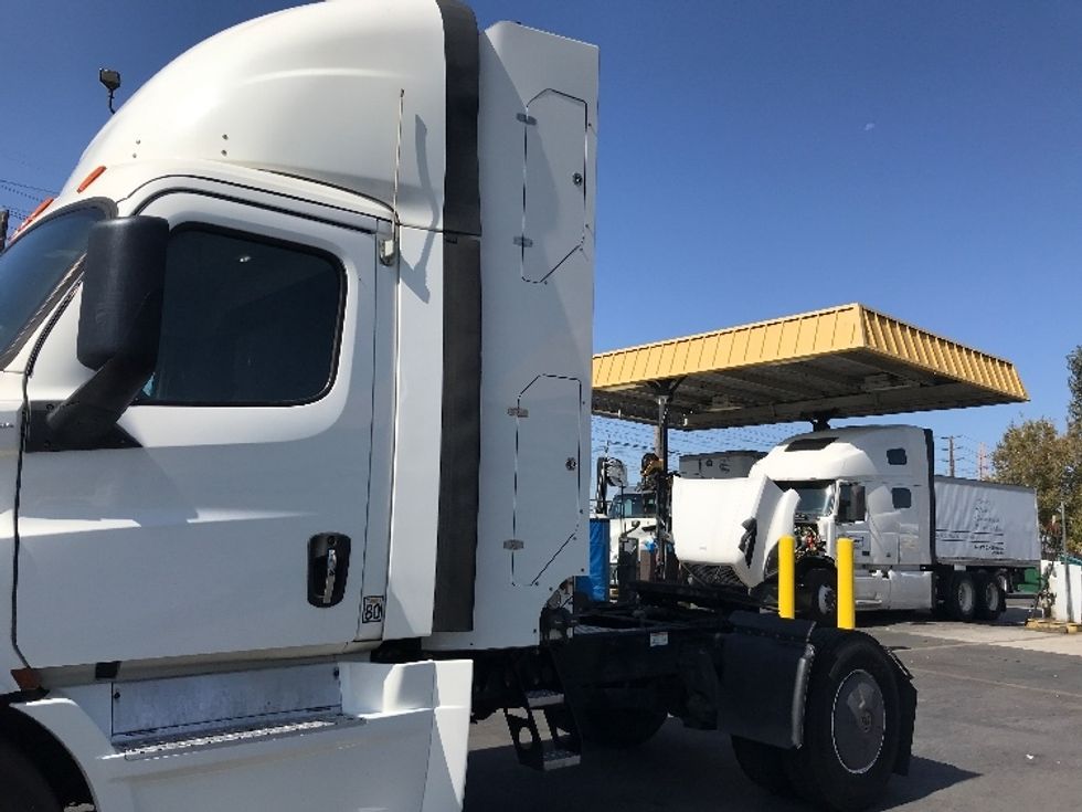 Day Cab Tractor-Alternative Fuel Trucks & Tractors-Freightliner-2019-T11642ST-Binghamton-NY-136,806\n\t\tmiles-$ 27,250 - Image 17