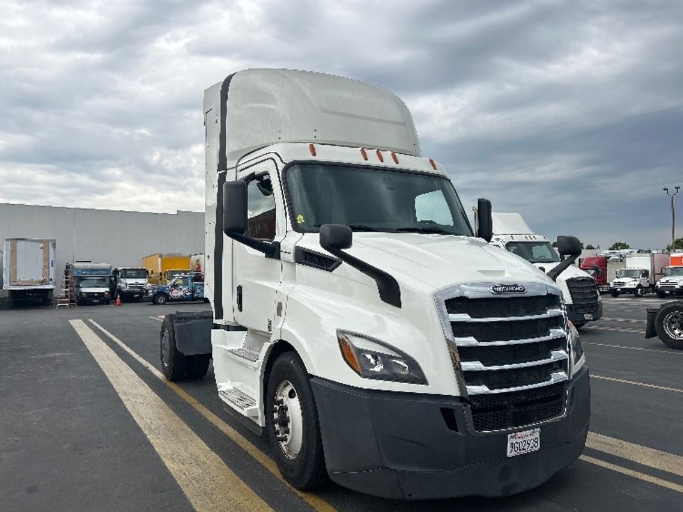 Day Cab Tractor-Alternative Fuel Trucks & Tractors-Freightliner-2019-T11642ST-Fontana-CA-95,983\n\t\tmiles-$ 36,750 - Image 1