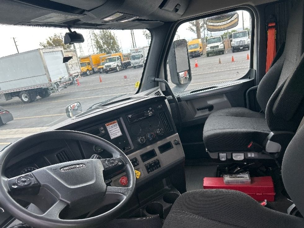 Day Cab Tractor-Alternative Fuel Trucks & Tractors-Freightliner-2019-T11642ST-Fontana-CA-95,983\n\t\tmiles-$ 36,750 - Image 10