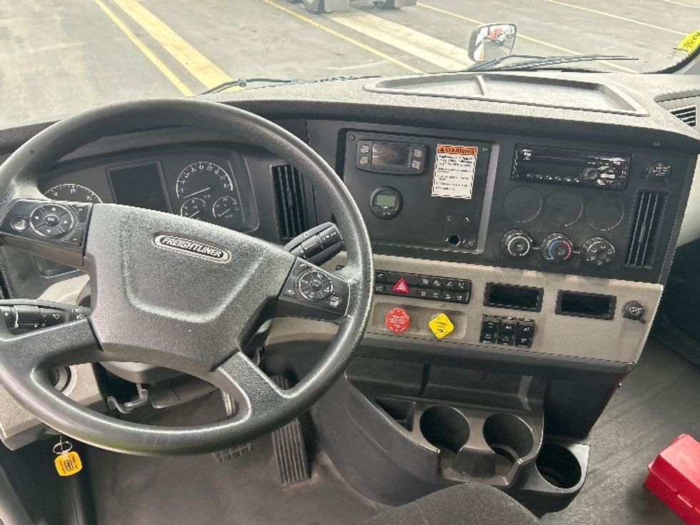 Day Cab Tractor-Alternative Fuel Trucks & Tractors-Freightliner-2019-T11642ST-Fontana-CA-95,983\n\t\tmiles-$ 36,750 - Image 11