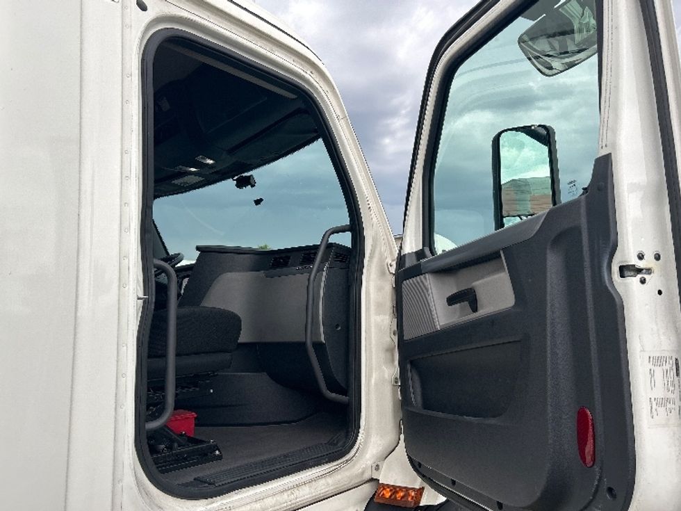 Day Cab Tractor-Alternative Fuel Trucks & Tractors-Freightliner-2019-T11642ST-Fontana-CA-95,983\n\t\tmiles-$ 36,750 - Image 12