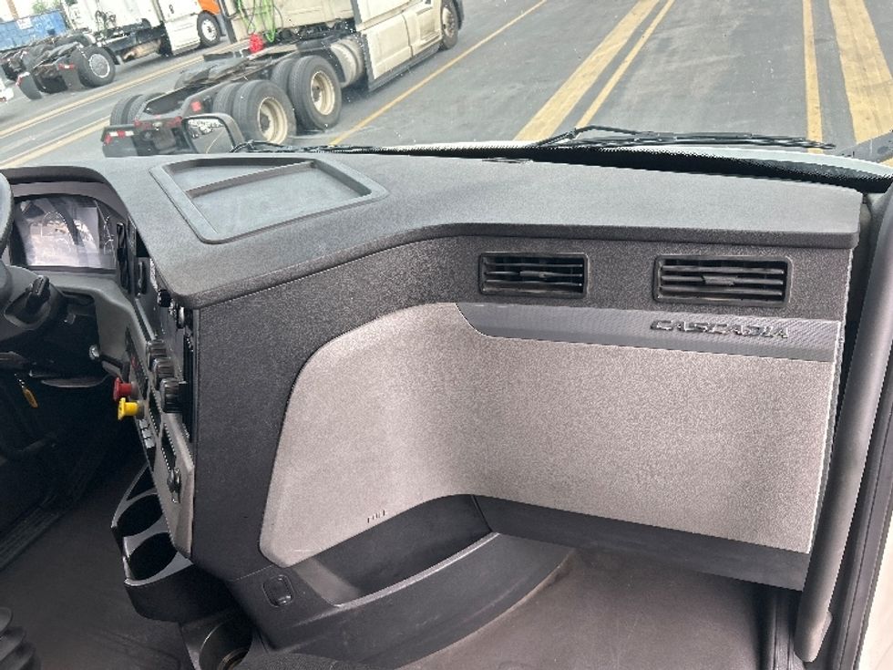 Day Cab Tractor-Alternative Fuel Trucks & Tractors-Freightliner-2019-T11642ST-Fontana-CA-95,983\n\t\tmiles-$ 36,750 - Image 13