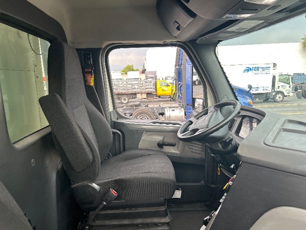 Day Cab Tractor-Alternative Fuel Trucks & Tractors-Freightliner-2019-T11642ST-Fontana-CA-95,983\n\t\tmiles-$ 36,750 - Image 14