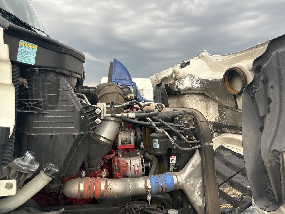 Day Cab Tractor-Alternative Fuel Trucks & Tractors-Freightliner-2019-T11642ST-Fontana-CA-95,983\n\t\tmiles-$ 36,750 - Image 15