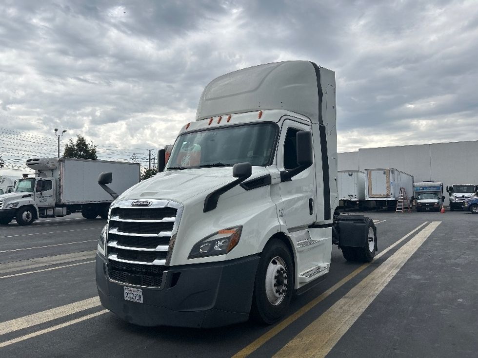 Day Cab Tractor-Alternative Fuel Trucks & Tractors-Freightliner-2019-T11642ST-Fontana-CA-95,983\n\t\tmiles-$ 36,750 - Image 3