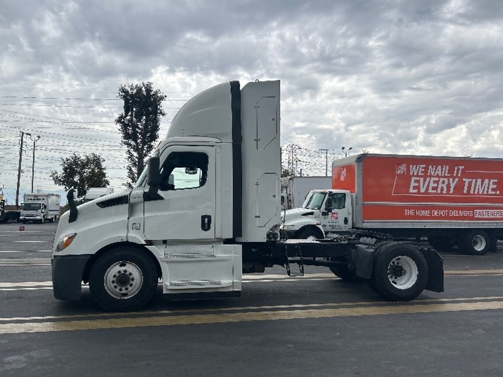 Day Cab Tractor-Alternative Fuel Trucks & Tractors-Freightliner-2019-T11642ST-Fontana-CA-95,983\n\t\tmiles-$ 36,750 - Image 4