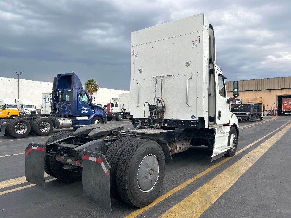 Day Cab Tractor-Alternative Fuel Trucks & Tractors-Freightliner-2019-T11642ST-Fontana-CA-95,983\n\t\tmiles-$ 36,750 - Image 7