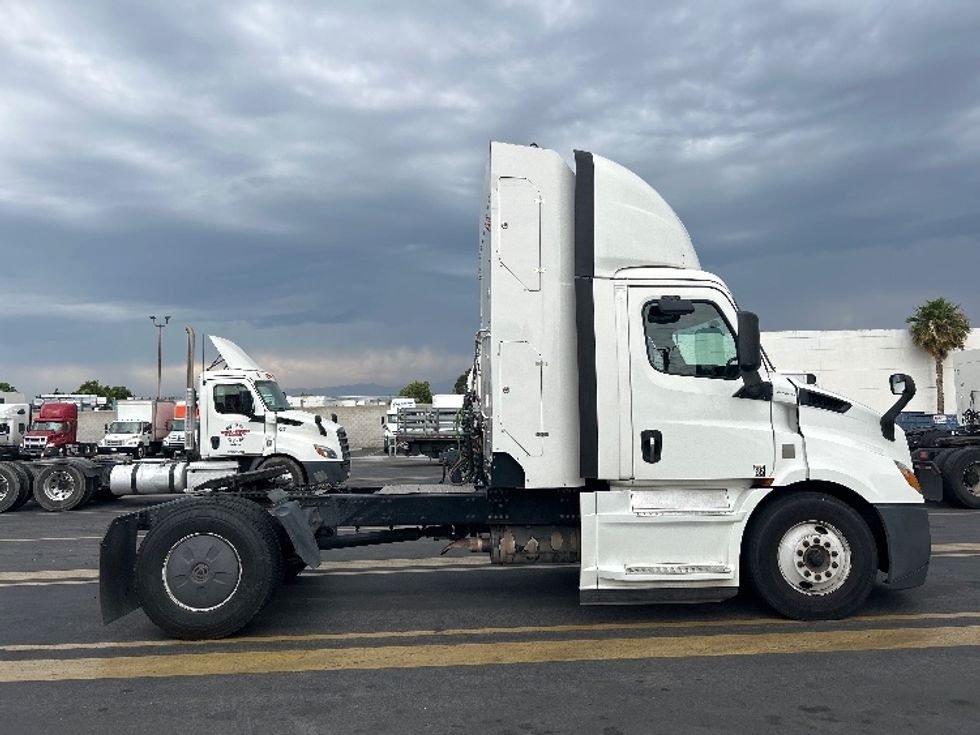 Day Cab Tractor-Alternative Fuel Trucks & Tractors-Freightliner-2019-T11642ST-Fontana-CA-95,983\n\t\tmiles-$ 36,750 - Image 8