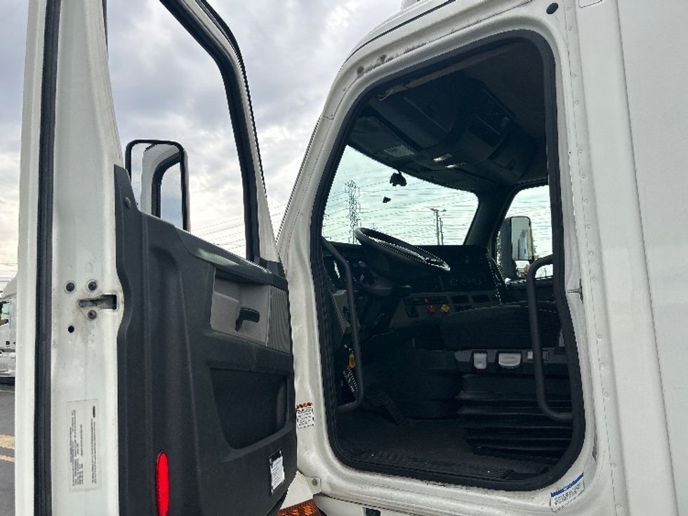 Day Cab Tractor-Alternative Fuel Trucks & Tractors-Freightliner-2019-T11642ST-Fontana-CA-95,983\n\t\tmiles-$ 36,750 - Image 9