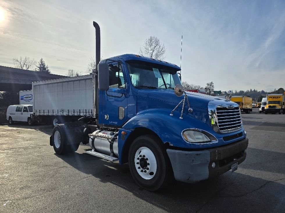 Day Cab Tractor-Heavy Duty Tractors-Freightliner-2006-Columbia CL12042ST-Tukwila-WA-425,674\n\t\tmiles-$ 7,500 - Image 1