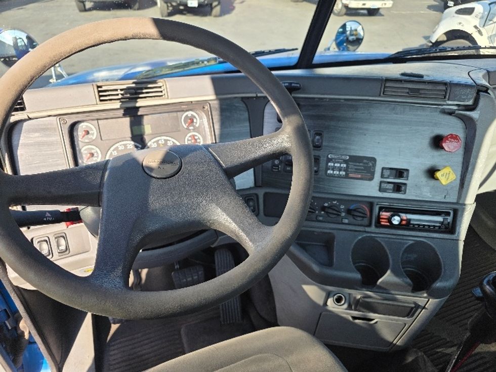 Day Cab Tractor-Heavy Duty Tractors-Freightliner-2006-Columbia CL12042ST-Tukwila-WA-425,674\n\t\tmiles-$ 7,500 - Image 11