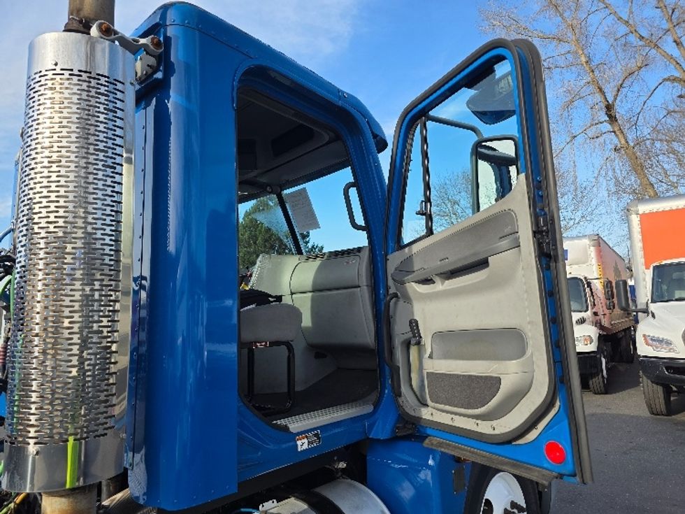 Day Cab Tractor-Heavy Duty Tractors-Freightliner-2006-Columbia CL12042ST-Tukwila-WA-425,674\n\t\tmiles-$ 7,500 - Image 12