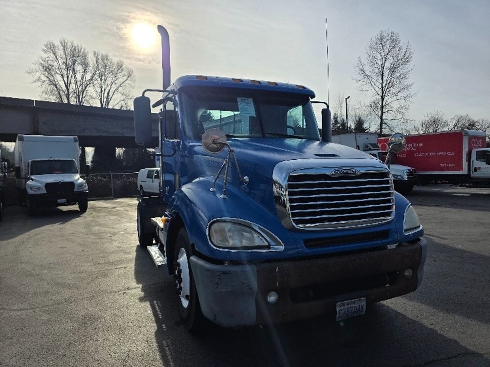 Day Cab Tractor-Heavy Duty Tractors-Freightliner-2006-Columbia CL12042ST-Tukwila-WA-425,674\n\t\tmiles-$ 7,500 - Image 2