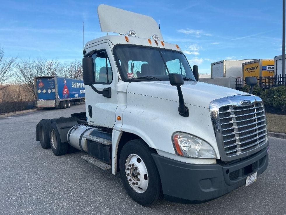 Day Cab Tractor-Heavy Duty Tractors-Freightliner-2007-Columbia CL12064ST-Fitchburg-MA-647,067\n\t\tmiles-$ 10,000 - Image 1