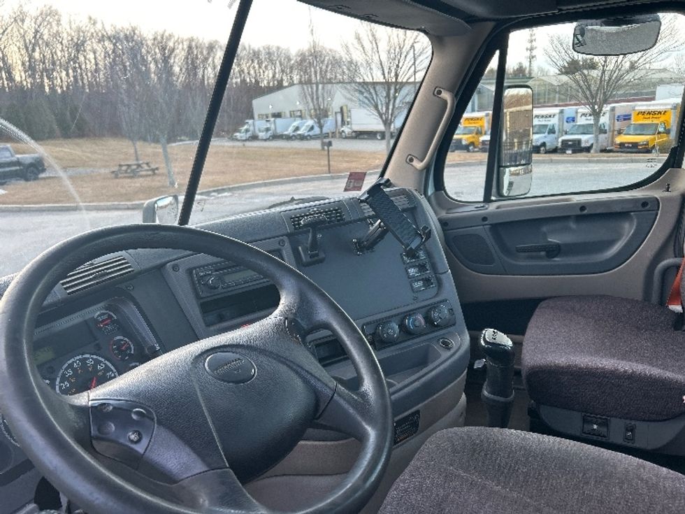 Day Cab Tractor-Heavy Duty Tractors-Freightliner-2007-Columbia CL12064ST-Fitchburg-MA-647,067\n\t\tmiles-$ 10,000 - Image 10