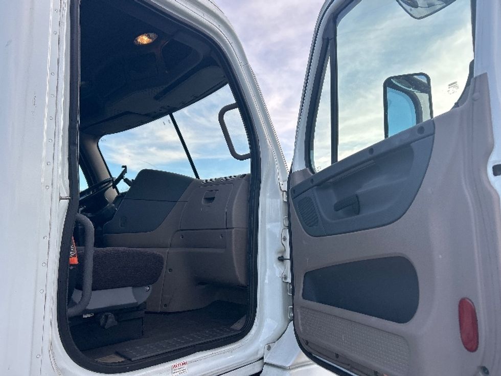 Day Cab Tractor-Heavy Duty Tractors-Freightliner-2007-Columbia CL12064ST-Fitchburg-MA-647,067\n\t\tmiles-$ 10,000 - Image 12